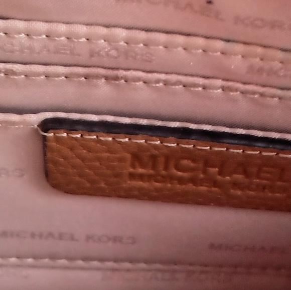 Small Michael Kors Wristlet - Picture 5 of 6